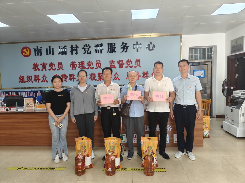 周遠(yuǎn)慰問老干部、老黨員2.jpg