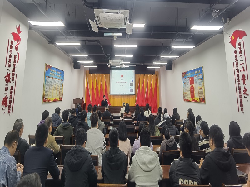 全體黨員干部職工認(rèn)真聽課.jpg